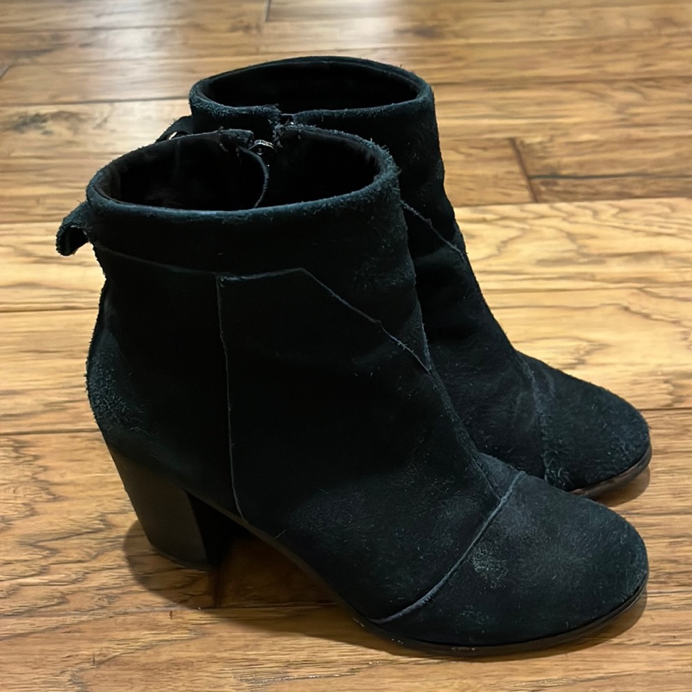 Tom’s size 8 black suede booties